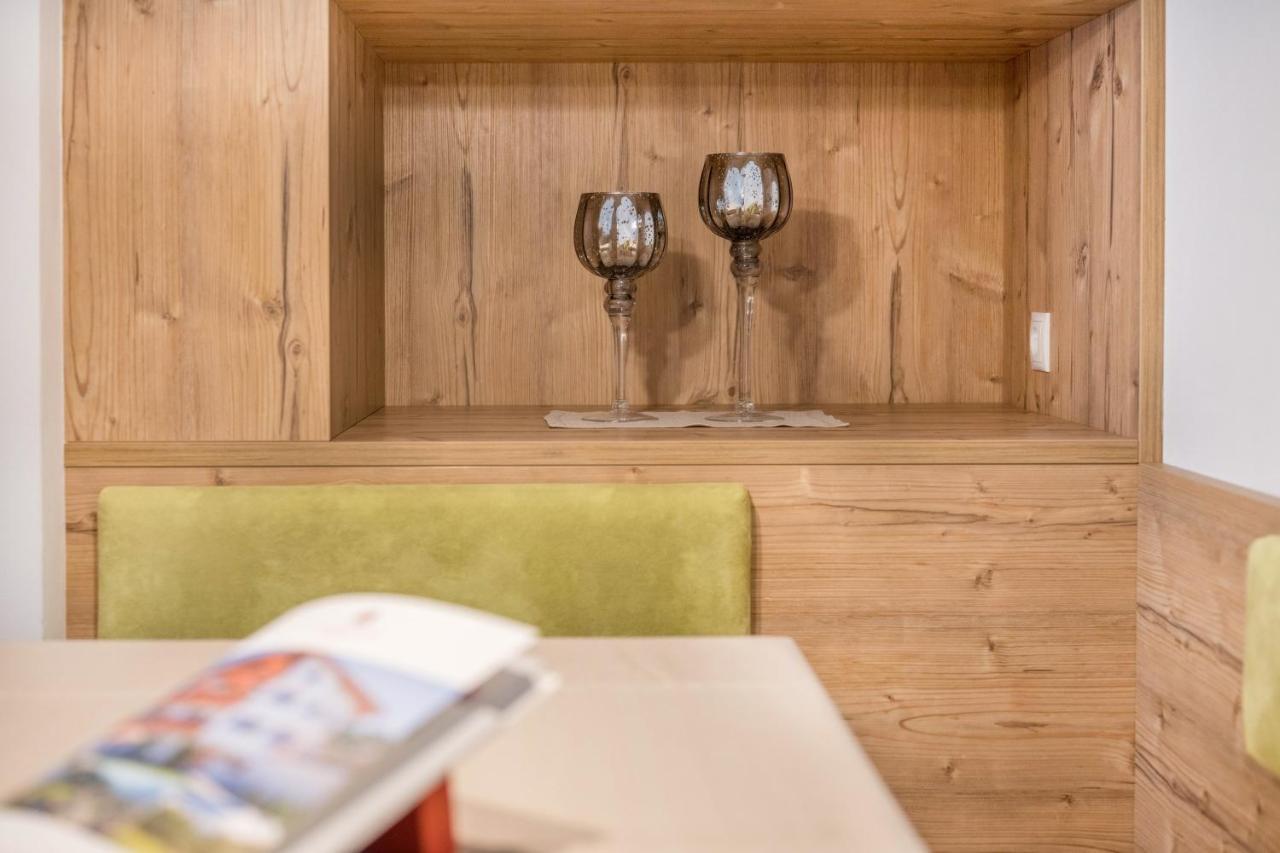 Haus Zur Vogelweide App 1 Apartment Dobbiaco Luaran gambar