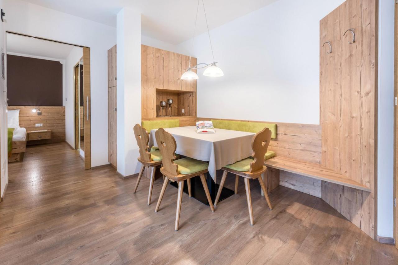 Haus Zur Vogelweide App 1 Apartment Dobbiaco Luaran gambar