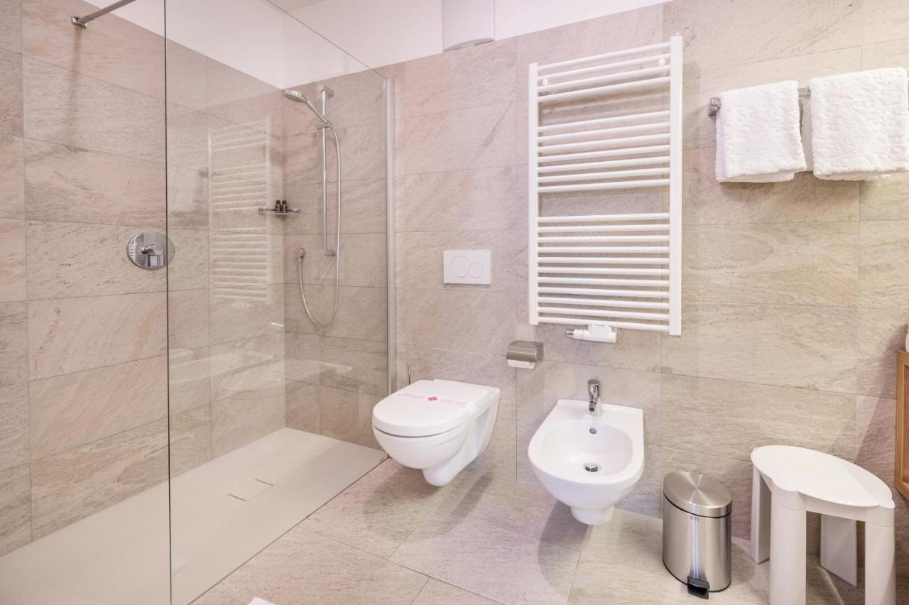 Haus Zur Vogelweide App 1 Apartment Dobbiaco Luaran gambar