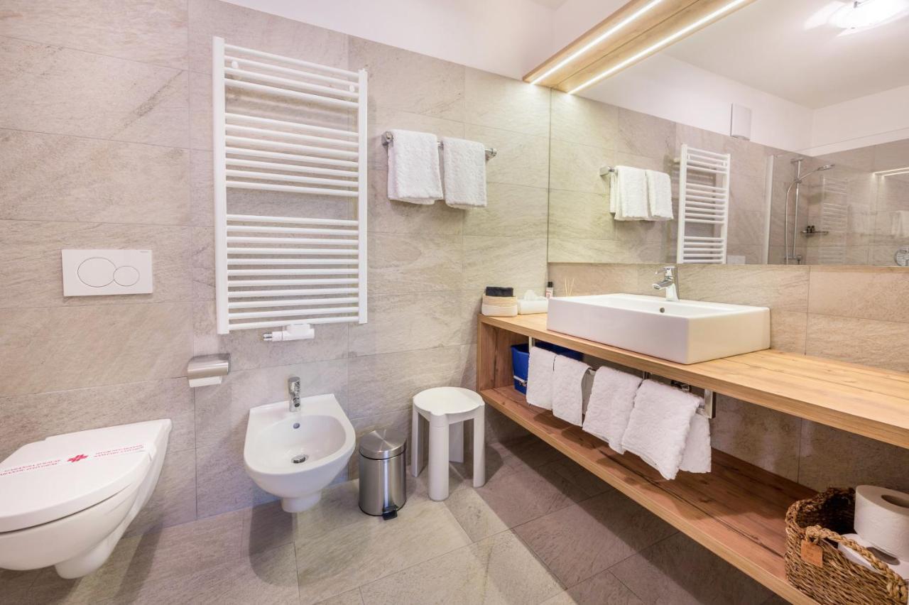 Haus Zur Vogelweide App 1 Apartment Dobbiaco Luaran gambar