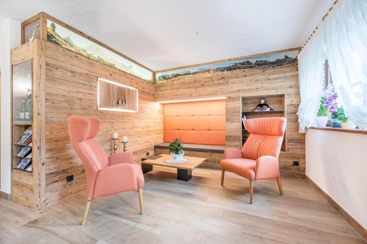 Haus Zur Vogelweide App 1 Apartment Dobbiaco Luaran gambar